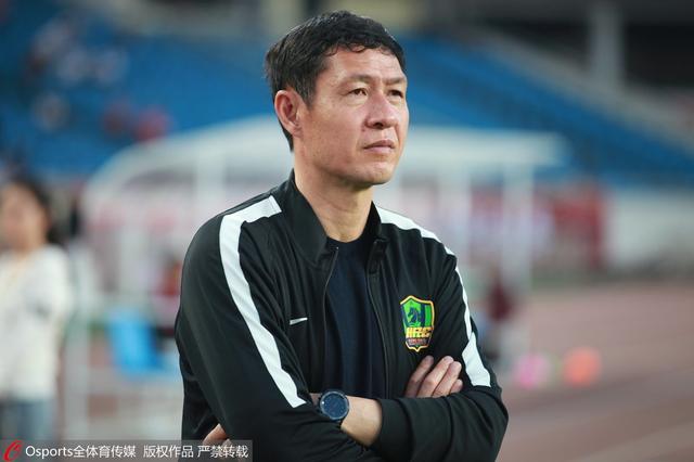 叶辰又看向吴东海：以后凡事向洪五汇报，不要搞任何小动作，听明白了吗？吴东海慌忙磕头道：叶少爷放心，从今日起，在下一切谨遵您和五爷的吩咐......叶辰又道：对了，汤臣一品a06，是你买的吧？吴东海尴尬的说：没错，是我买的......叶辰问他：你买这别墅，给萧家人住，是为了恶心我来的吧？是......吴东海紧张不已的说：叶少爷，这件事都是我不对，您放心，我这就把别墅收回来，让萧家人滚出去。
